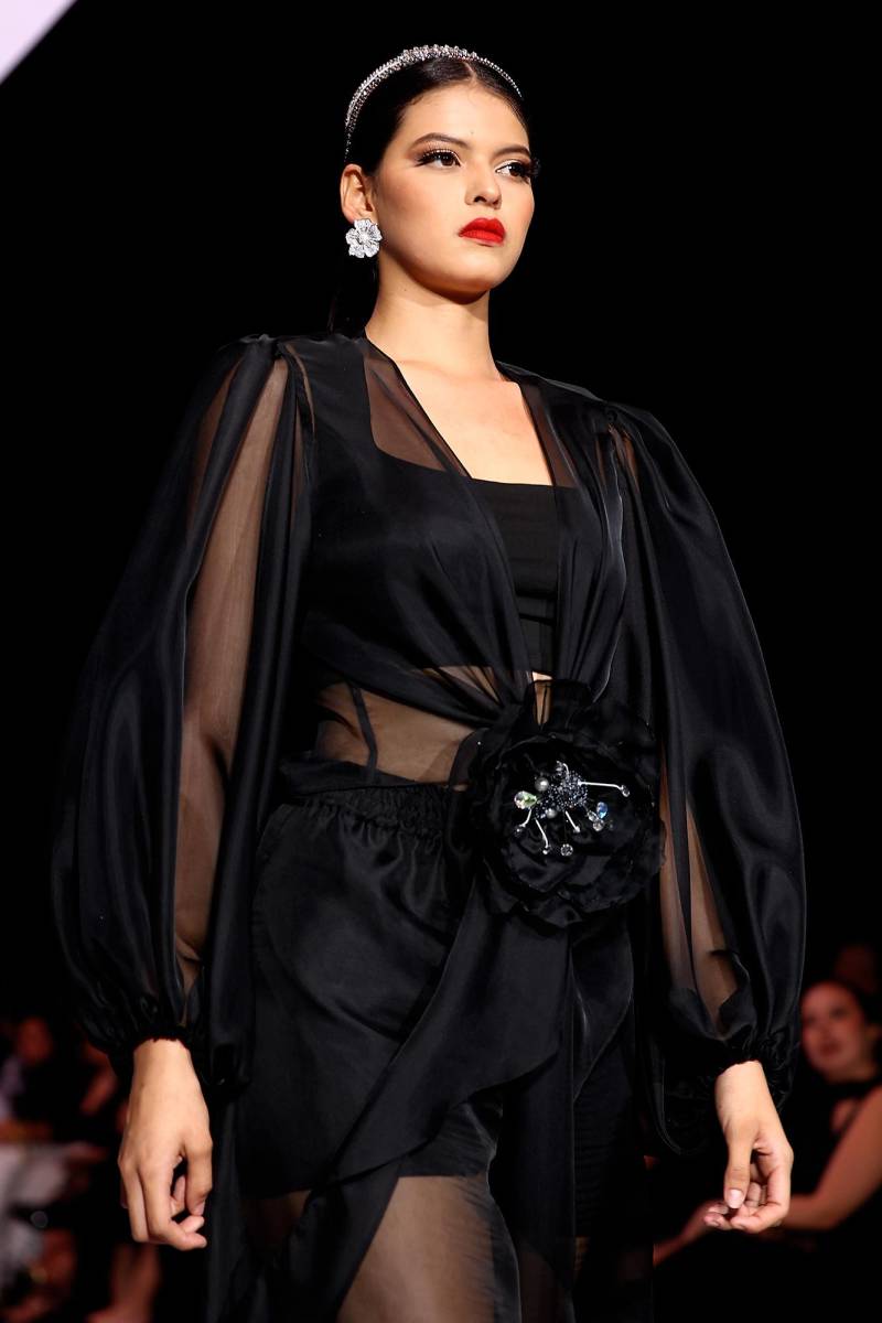 Diez, la colección primavera-verano 2026 de Miguel Chong, lleva flores de seda como hilo conductor, decoradas con detalles de pedrería