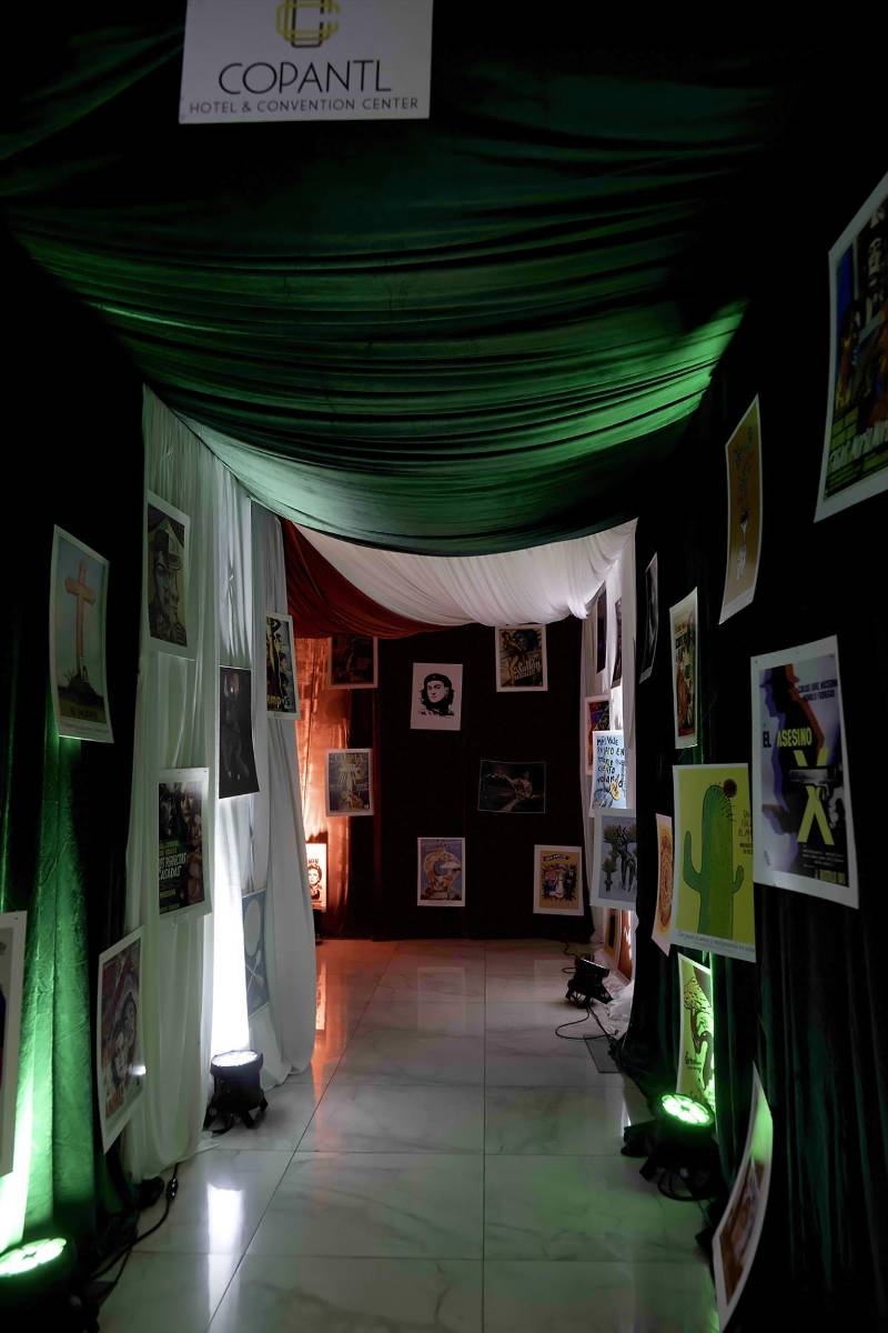 Túnel con fotos que forman parte de la cultura mexicana. 