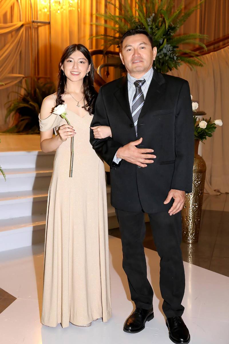 Stacie Laínez y su padre Carlos Laínez. 