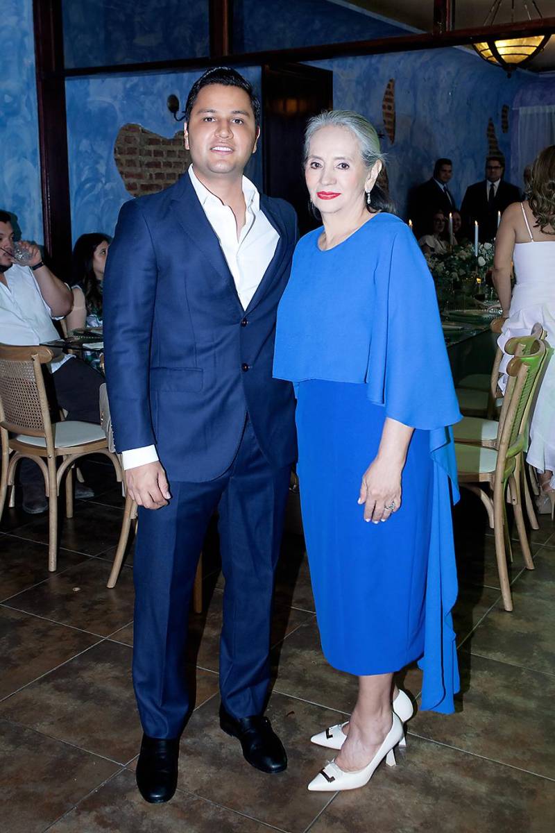 Alejandro y su madre Reina Cartagena.