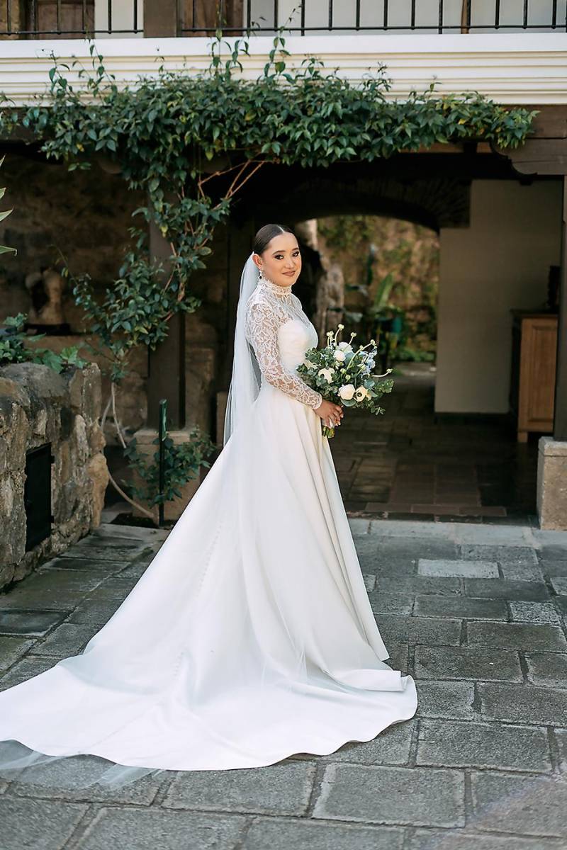 Isabella Pineda deslumbraba con elegancia en su radiante vestido de novia.
