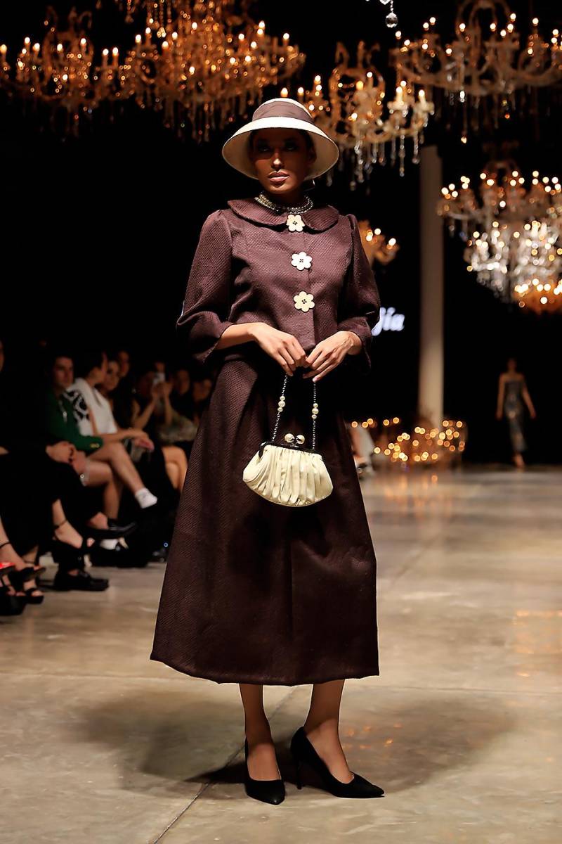 Botones en forma de flor fueron hilo conductor de la colección Amor por Dior, en la que Mejía rinde su propio homenaje a uno de los diseñadores que más admira, “quiero transmitir elegancia con comodidad, y sobre todo, una moda verdaderamente bella”. 