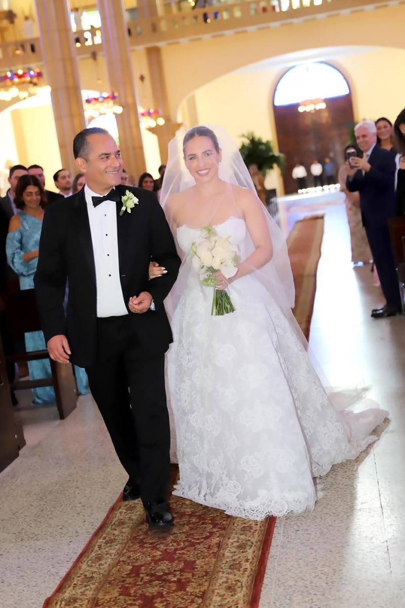Muy orgulloso y feliz el padre de la novia Mirko Cuculiza al momento de entrar con su amada hija Lorella
