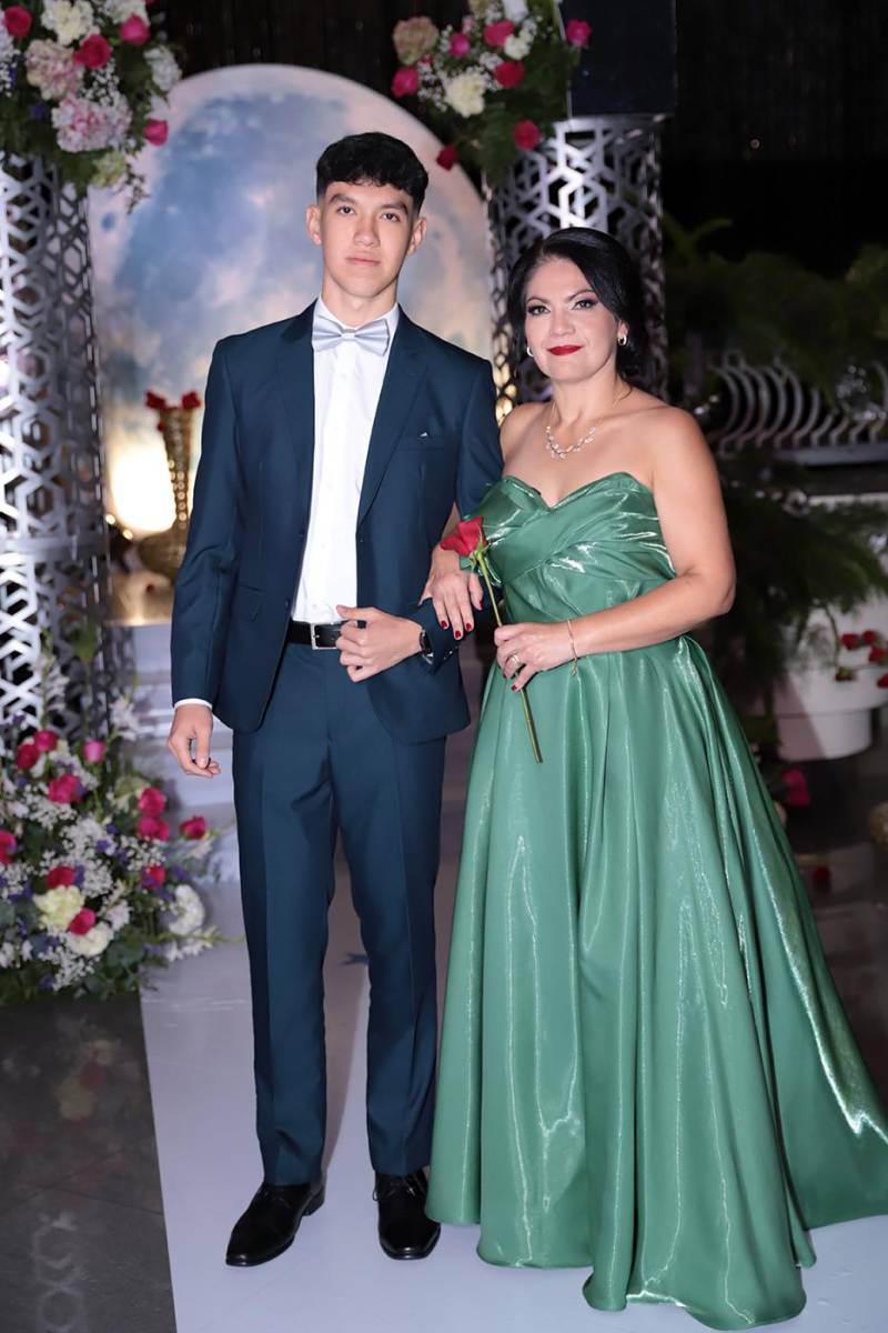Desfile padres e hijos de la prom 2024 del Instituto San José del Carmen