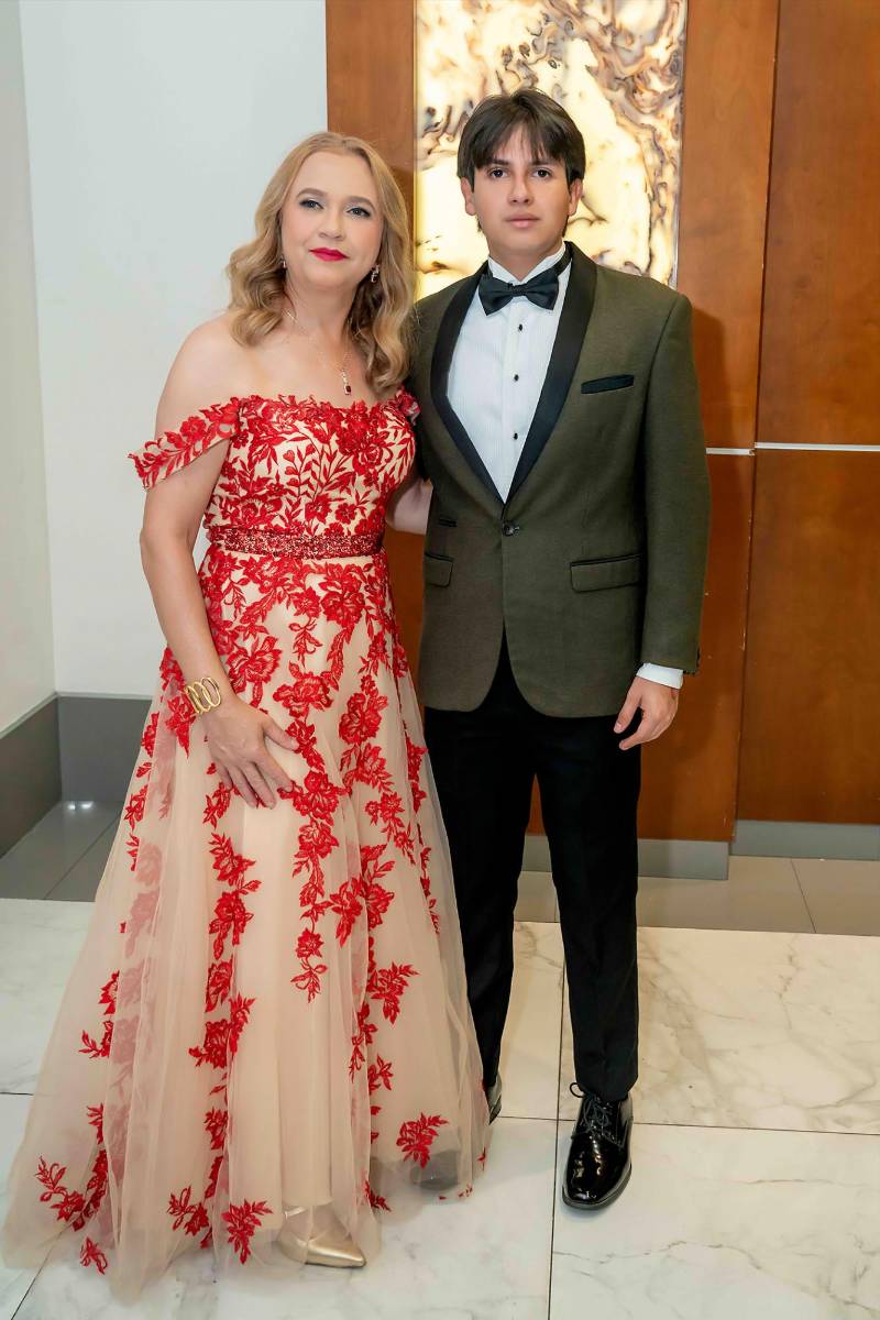 Desfile de Padres e Hijos en la gala de graduación de la Escuela Internacional Sampedrana 2026