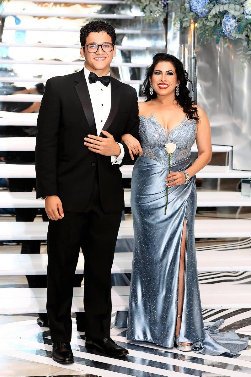 Eduardo Andrés Larios Lara con su madre Francis Lara Smart