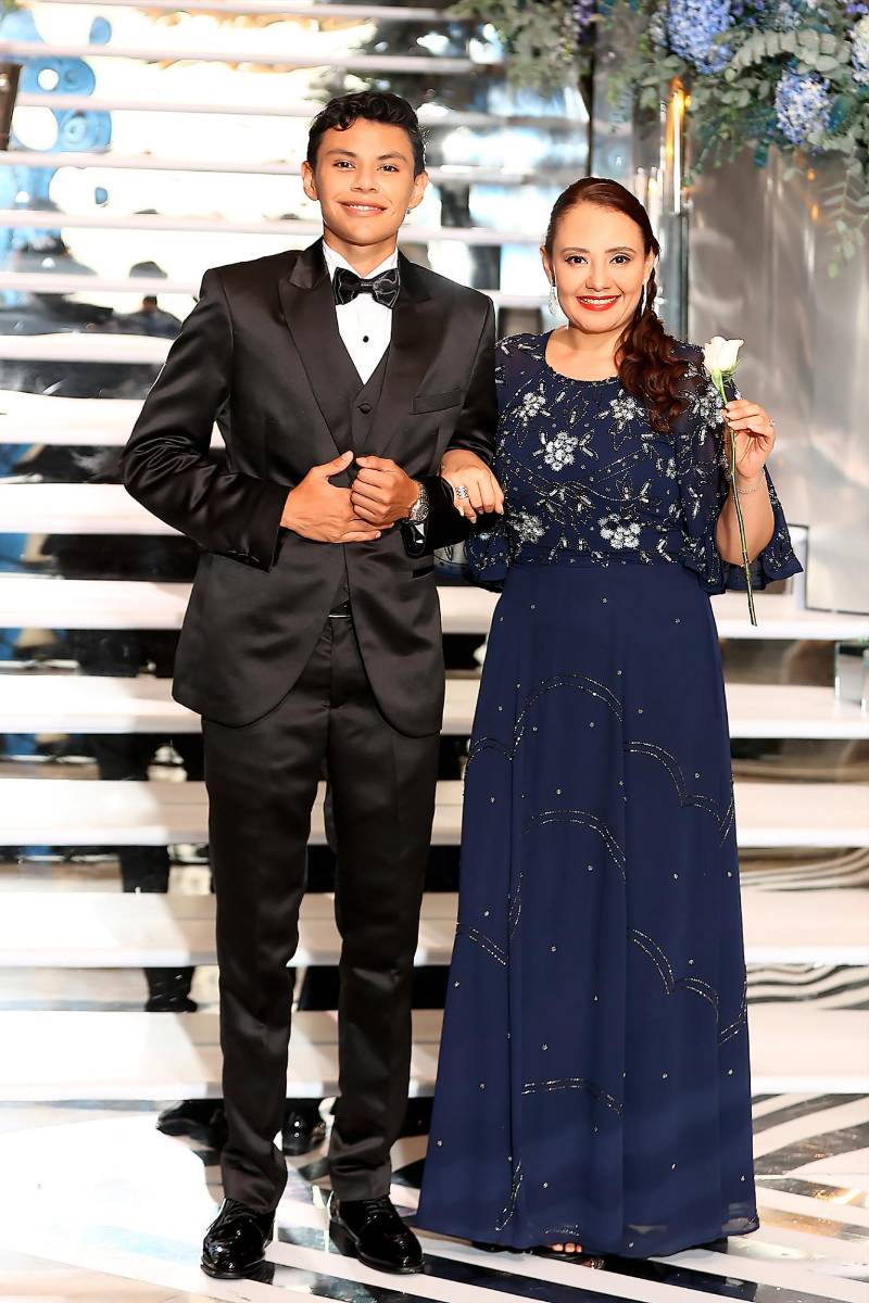 Alex Daniel Salinas Arita con su madre Wendy Carolina Arita 