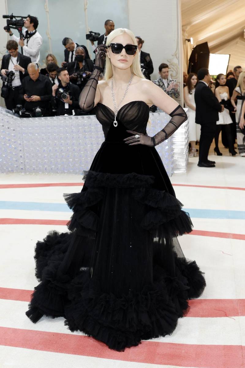 Jessica Chastain con maxi gafas oscuras al más puro estilo de Lagerfeld