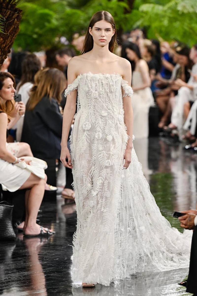 El show finalizó con la presentación de un wedding dress, tal y como se acostumbra en el mundo de la alta costura, causando intriga sobre lo que el modista diseñó para la noche especial de la intérprete de <i>Blank Space</i>. Este hermoso vestido contaba con una etérea cola cubierta de delicadas frondas.