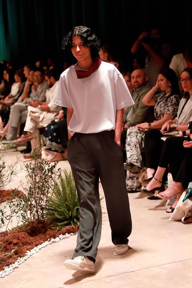 En la apuesta de Tirso Rubio predominan textiles como algodón, casimir, rayón, crepé en gris, azul claro, un poco de beige y tonos lila para acentuar. 