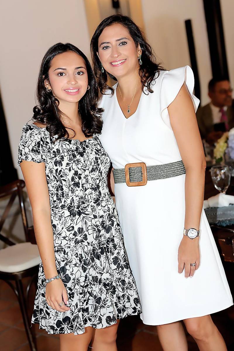 Sofía Reyes y Valeria Ríos