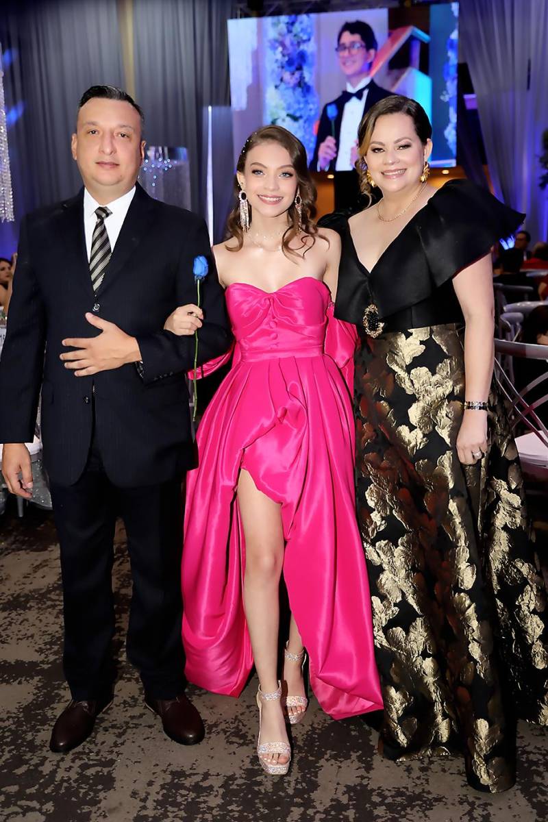 Daniella Waleska Medina Cruz con padres Jesús Medina y Mirna Cruz 