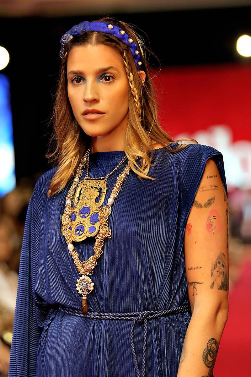 Headbands y collares con colgantes oversize que marcan un statement definen la colección de accesorios de Don Camazots en colaboración con Morena Perpetua