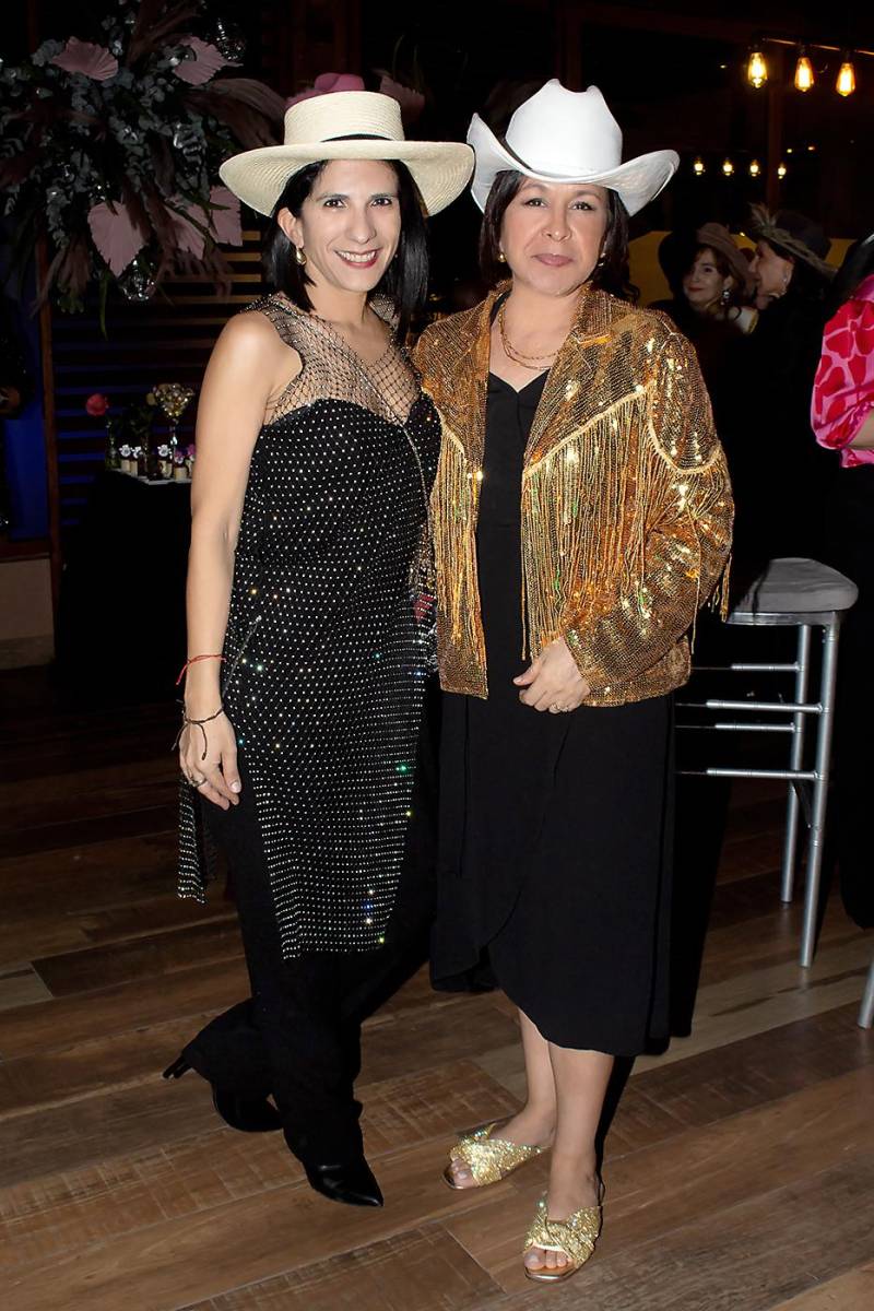 Fátima Mena de Bueso y Jackie Solís.