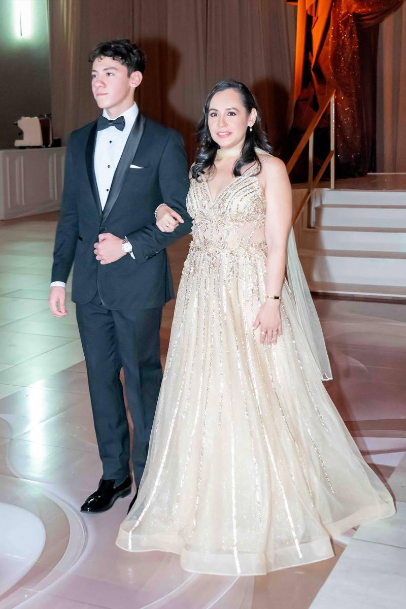 Gerardo Andrés Alvarado Ruíz con su madre Francis Ruíz. 