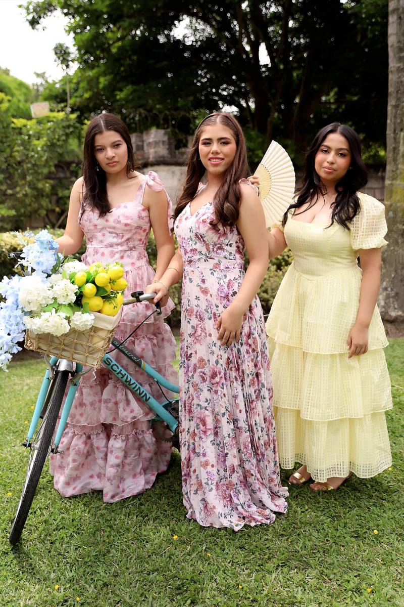 Sara Lagos , Ivanna Nolasco y Emily Eguigurems