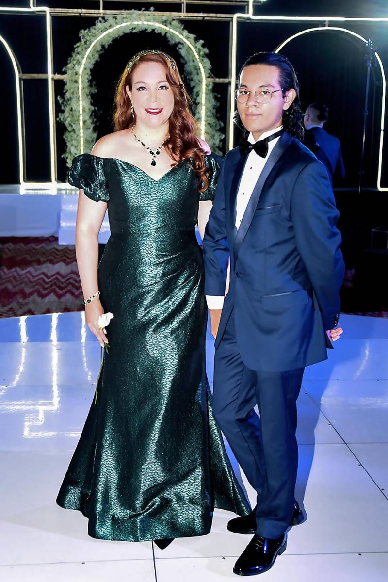 Karen Morales y Lenín Hernández, quienes ingresaron al salón mientras sonaba<i> Pictures of You</i> de The Cure