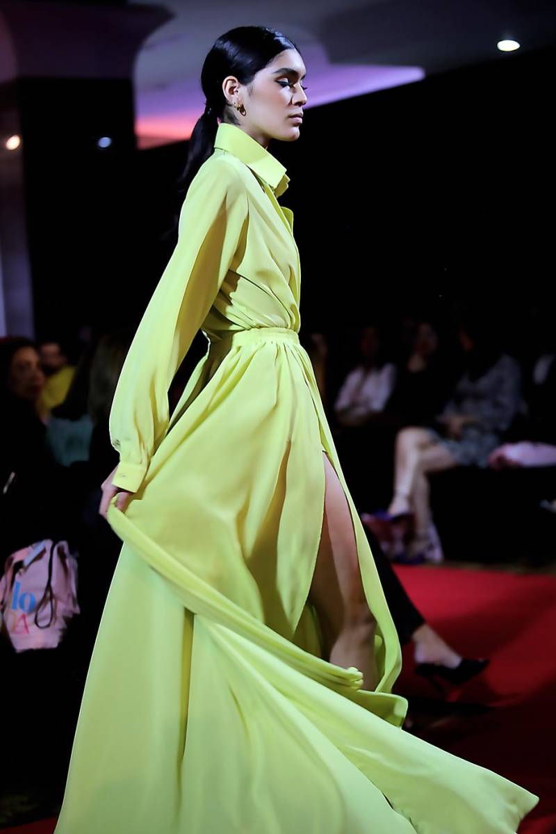 SILUETAS ETÉREAS. La belleza de las telas fluidas cobra formas elegantes y femeninas en esta maxi skirt con abertura lateral con button down shirt a tono by Lawin Paz.