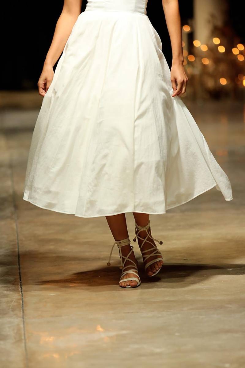 Con esta colección, Lawin rinde homenaje a la belleza y fuerza de la mujer latina, abrazando la cultura y las tradiciones que forjan su identidad. Strapless dress de falda midi en línea A, para un look femenino y de aire retro.