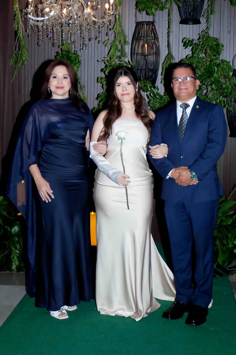 Dariana De La O con su madre Vanessa Chinchilla y su padre Edin De La O. 