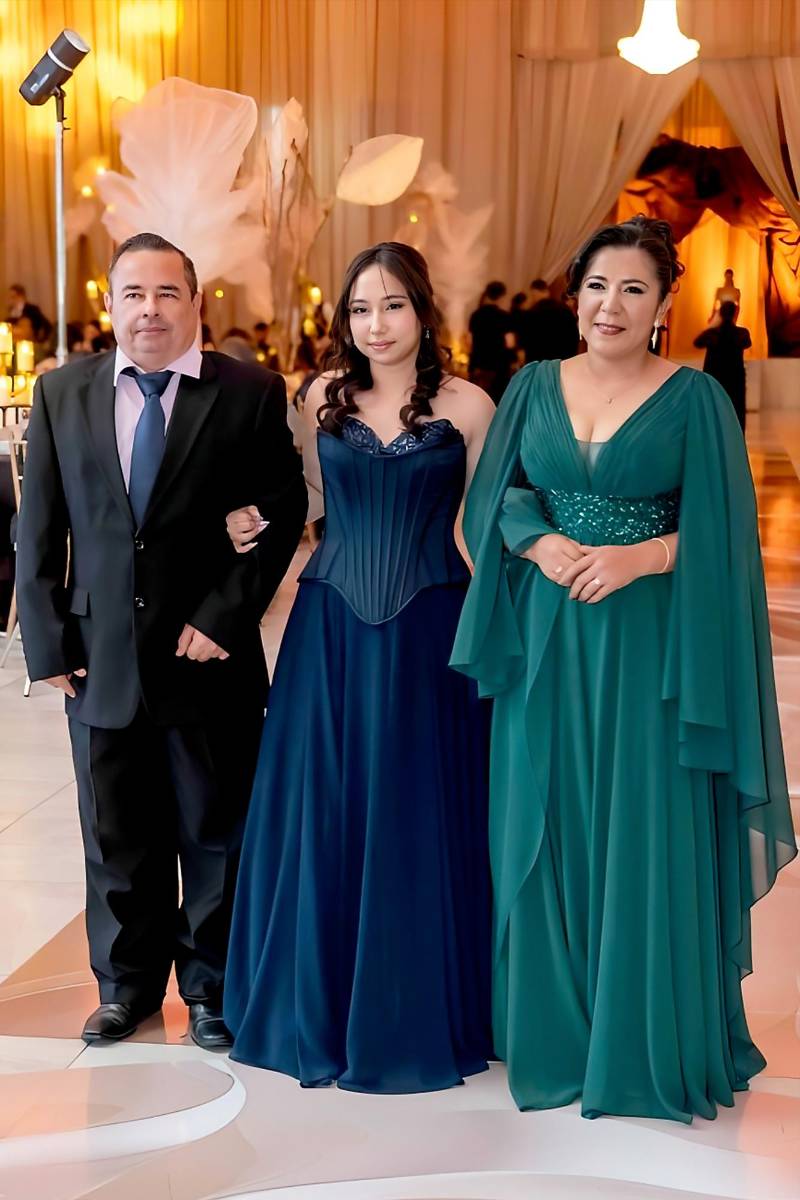 Ashley Alejandra Calderón Ortiz con sus padres Luís Calderón y Francis Ortiz. 