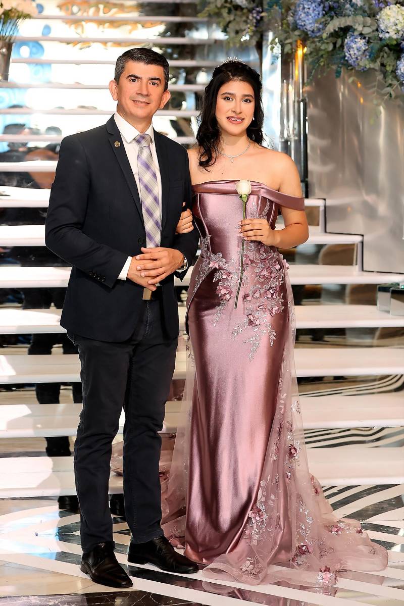 Alejandra Sophia con su padre Ricardo Casco Briceño 