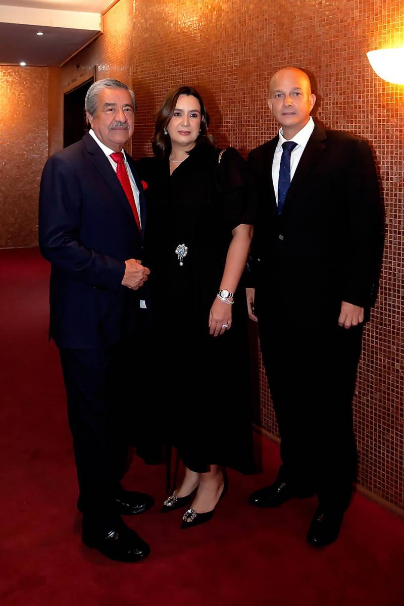 Rafael Flores con Ángela y Sergio Salgado.