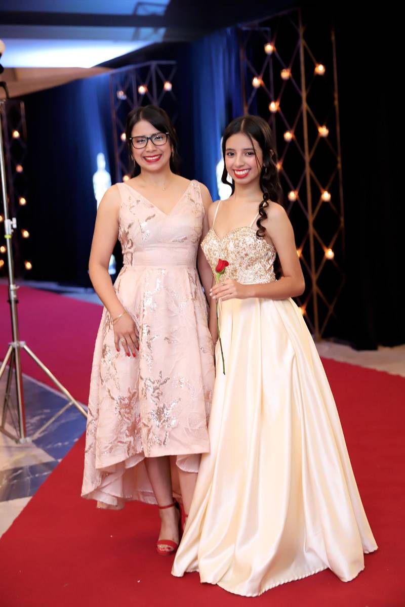 Desfile padres e hijos de la prom 2025 del Instituto San José del Carmen