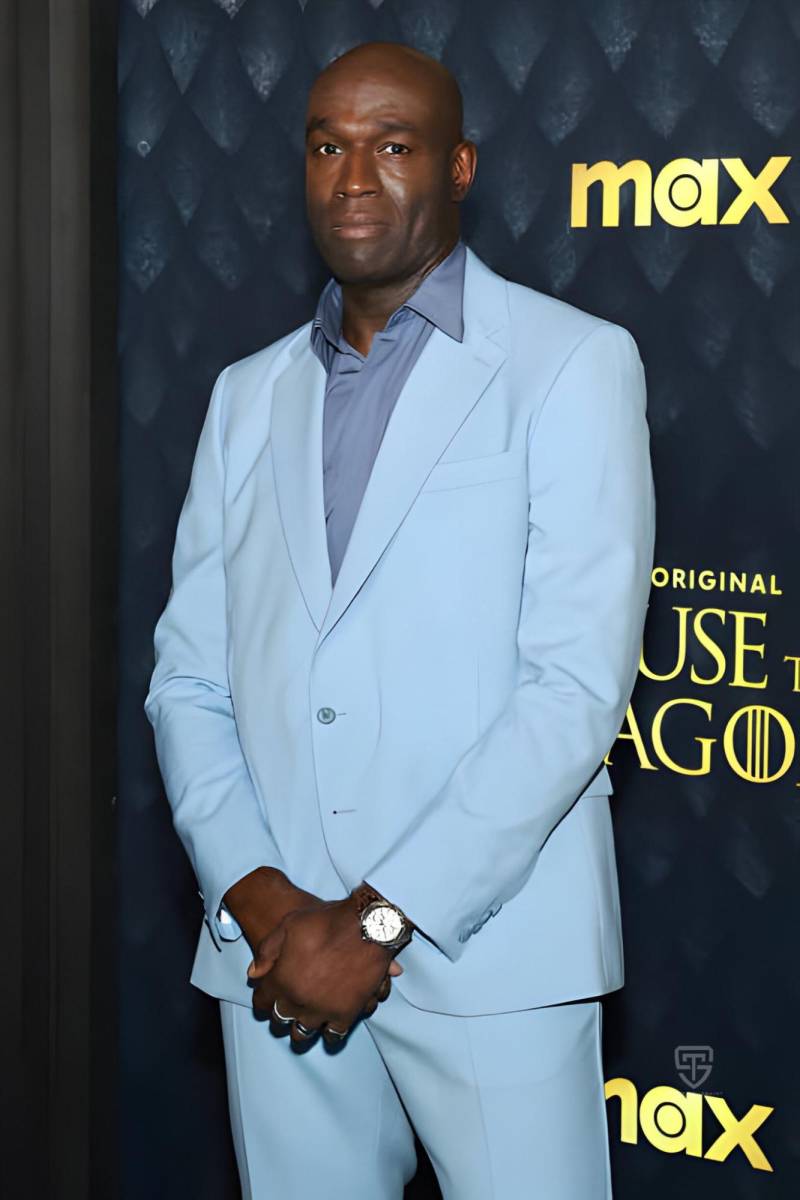 Steve Toussaint vistió un traje azul en tonalidades claras.