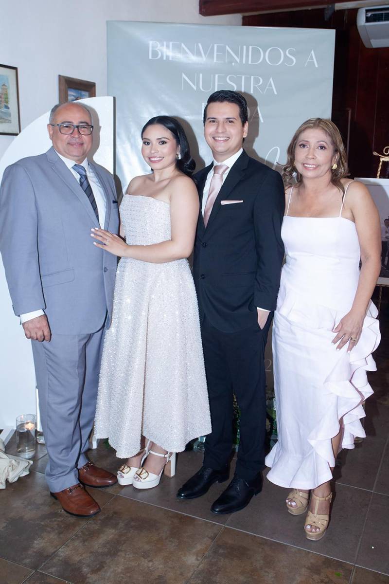 Marco Tulio Fuentes, María José Fuentes, Neptali Pineda y Glenda Paz de Fuentes