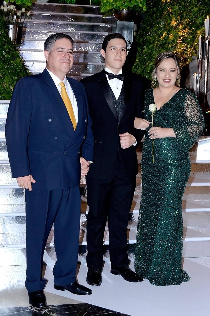 Fernando y Fernando José Larios con Daniele Patricia Arias 