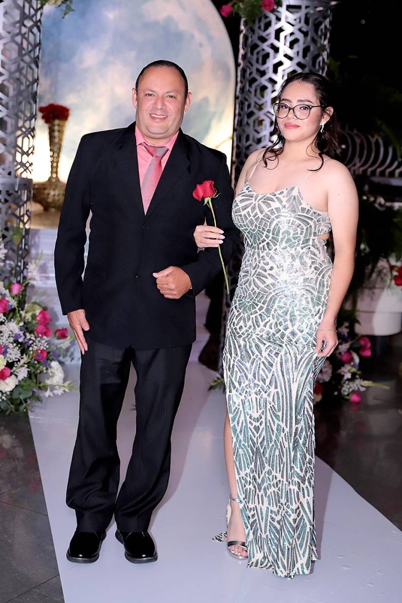 Desfile padres e hijos de la prom 2024 del Instituto San José del Carmen