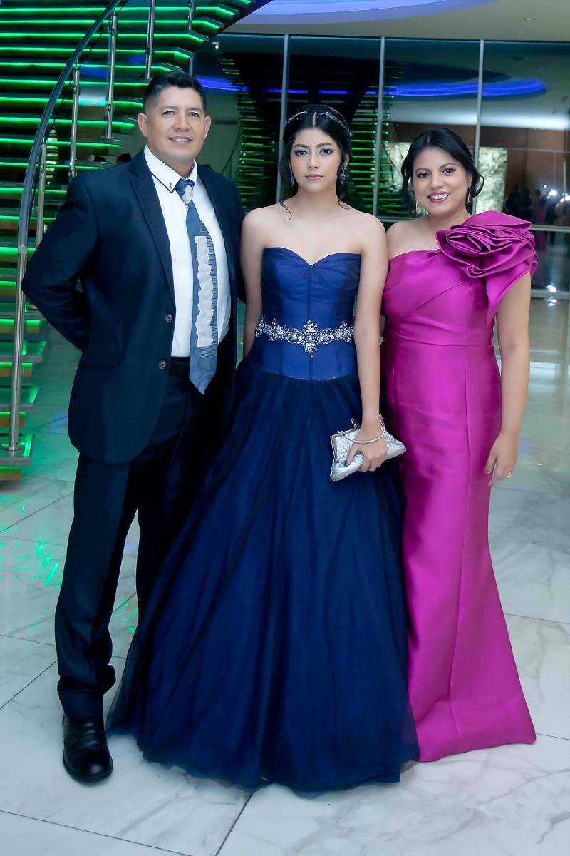  Mariana Rápalo con sus padres: Allán Rápalo y Silvia Ávila. 