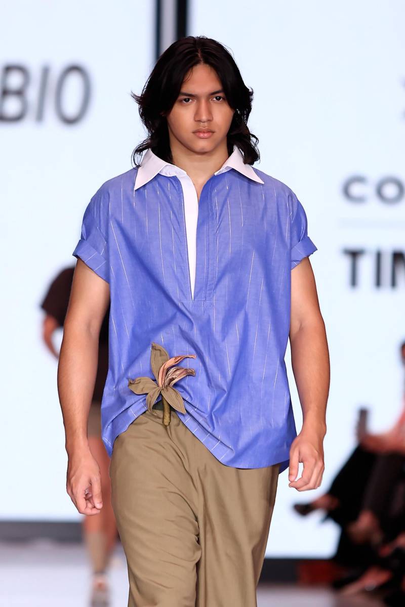 Cada flor representa una especie distinta, reinterpretada a través del color, la textura y la escala