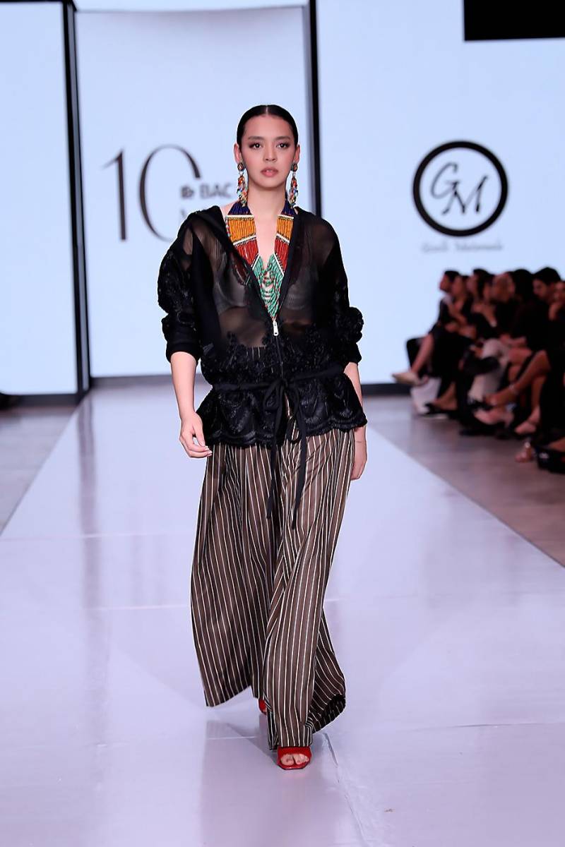 De lujo. Hoodie confeccionado en delicada organza bordada con fruncido a la cintura y palazzo pants a rayas.