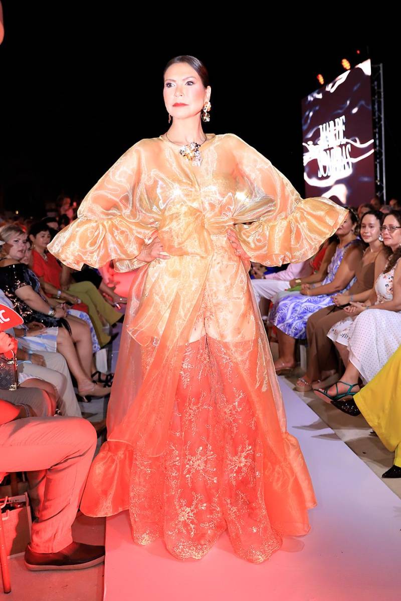 Mar de sombras by Miguel Chong en el Roatán Fashion Show 2025