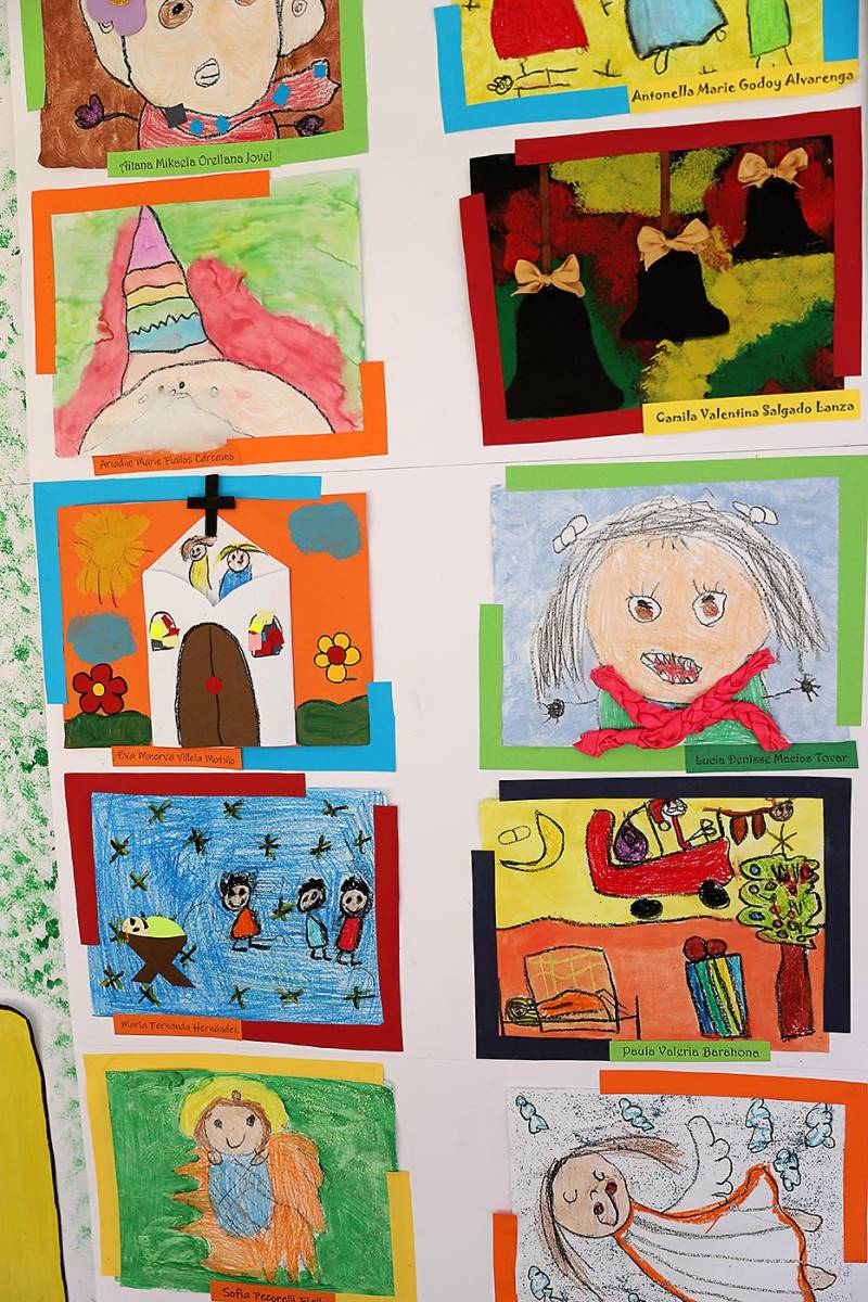 Durante el evento, los asistentes disfrutaron una selección de obras de arte creadas por los propios estudiantes, además de una serie de actividades que rinden homenaje a la visión de Mrs. Mónica.