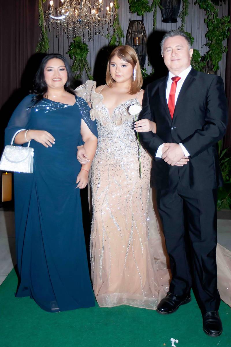 Nathaly Cruz con sus padres. 