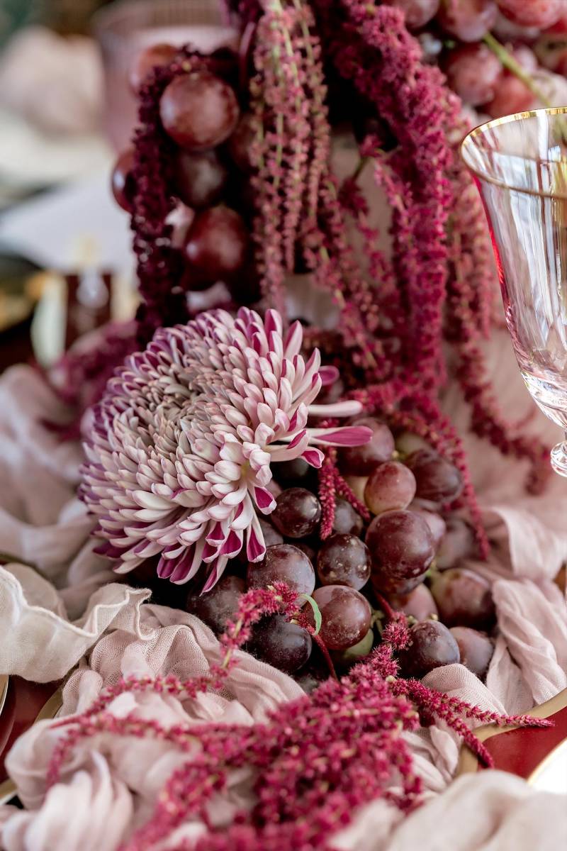 La atmósfera de la celebración fue cuidadosamente diseñada por Ambrosia BP – Art &amp; Design by Ligia Fernández, quien creó una ambientación sofisticada que complementó a la perfección la arquitectura y el estilo del lugar, aportando una estética refinada y romántica a la ocasión.