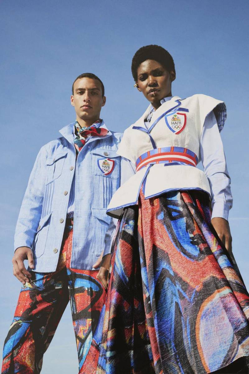 El uniforme de Haití es un homenaje a la artesanía caribeña. La haitiana Stella Jean trabajó en conjunto con Philippe Dodard para estos diseños, utilizando un colorido patrón étnico del mencionado pintor. Además, están fabricados con un algodón azul celeste fabricado en la isla.