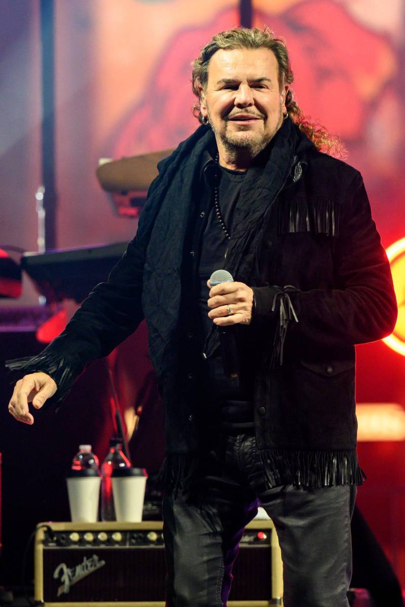 <b>Fher</b>, el cantante de <b>Maná</b>, relató casi pierde la vida cuando se sometió a una cirugía plástica, pero solo esa vez sintió temor ya que volvio nuevamente al quirofano para continuar con su cambio.