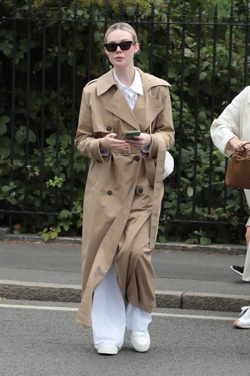 Elle Fanning optó por una gabardina