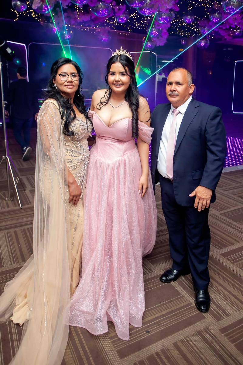 La cumpleañera Abigail Ayala con sus padres: Edis Castro y José Ayala