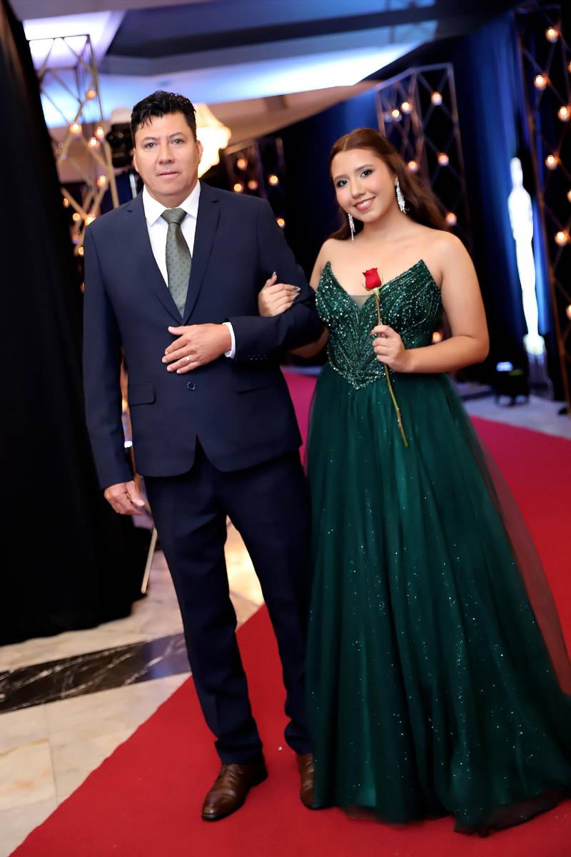 Desfile padres e hijos de la prom 2025 del Instituto San José del Carmen