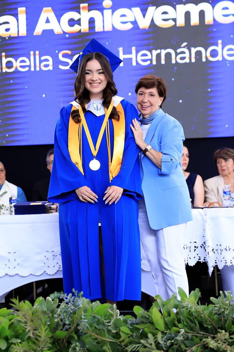 Isabella Hernández, Special Achievement Award, con Mónica Weddle