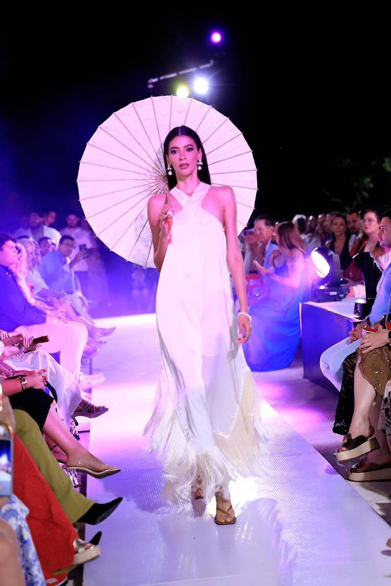 La pasarela de Santorini en el Roatán Fashion Show 2025
