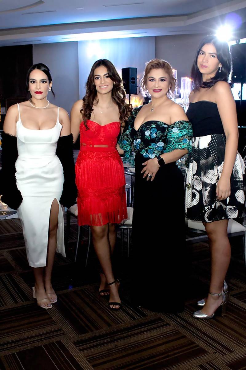 Alejandra, Gloria y Juanita Peña con Jael Mass.