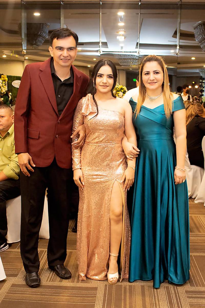 Nicol Yanez junto a sus padres Julio César Yanez y Lourdes Bu.