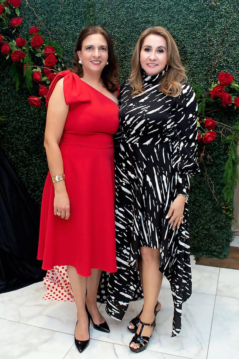 Siham de Handal y Meyvi de Romero.