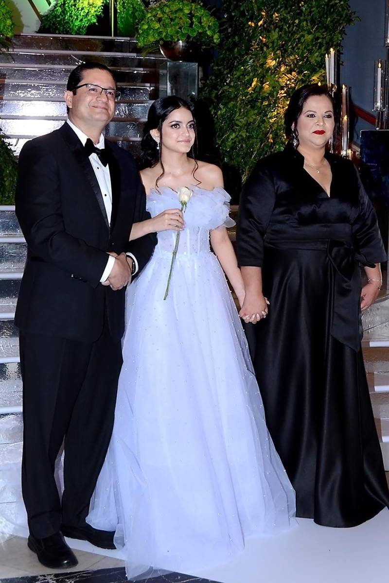 María Isabel con sus padres Miguel Caballero Molina y Jacqueline Cardona